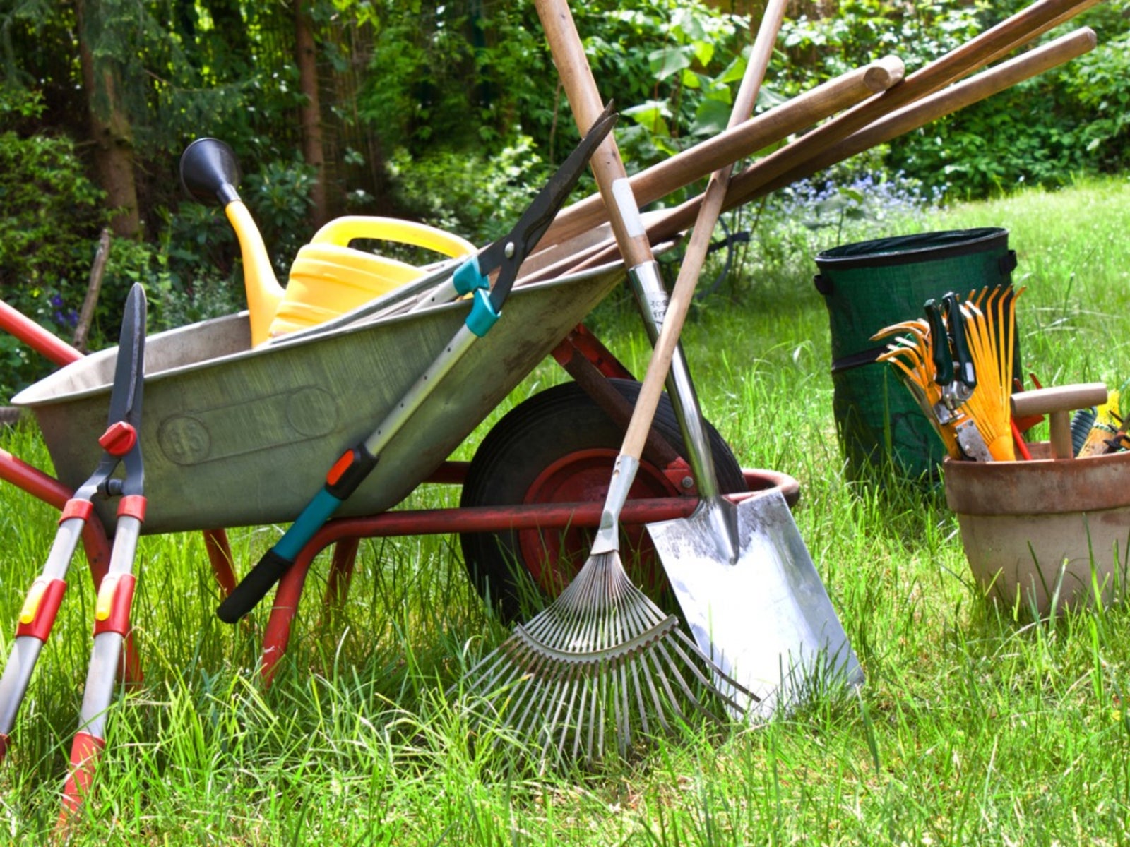 Cleaning Garden Tools